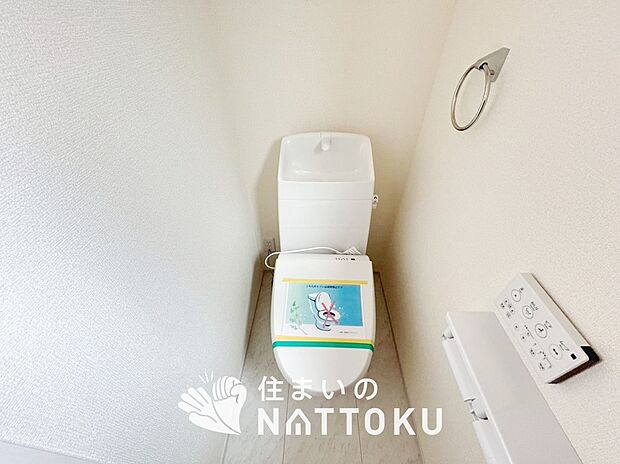 【トイレ】汚れてもサッとひと拭きでお手入れ簡単、エコ仕様の温水洗浄便座付きのトイレです。
バリアフリーにも配慮しています。