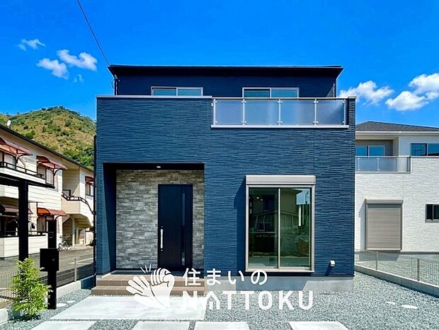 【現地写真(外観)【1号地】】軽くて火災に強い屋根材を採用し、地震時の建物への負担や揺れを軽減しています。