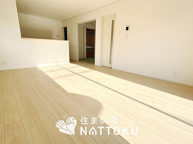 【現地写真(リビング)】フローリング材には、木目、色調など木材特有の風合いがあり、ナチュラルな美しさになっています。