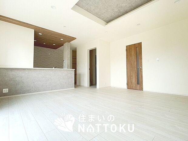 【現地写真(リビング)】フローリング材には、木目、色調など木材特有の風合いがあり、ナチュラルな美しさになっています。