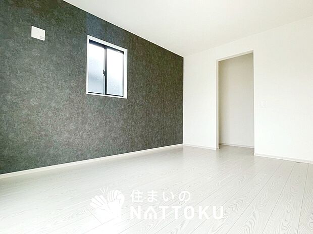 【現地写真(寝室)】木目の美しさを際立たせるシンプルデザインの建具を使用しています。