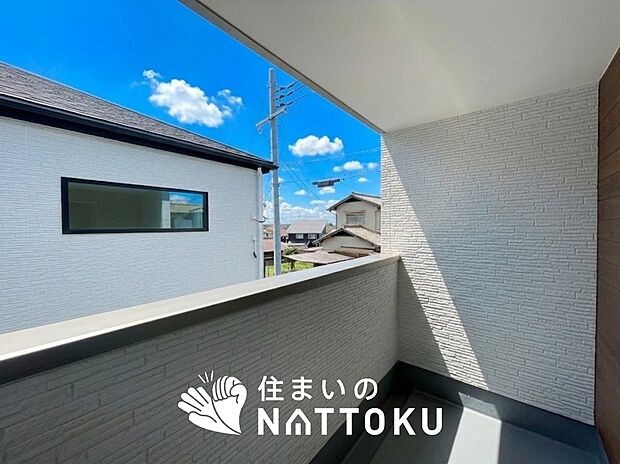 【バルコニー】奥行きが広く、洗濯物をゆったりと干せる十分な広さで、家族の洗濯も捗ります。