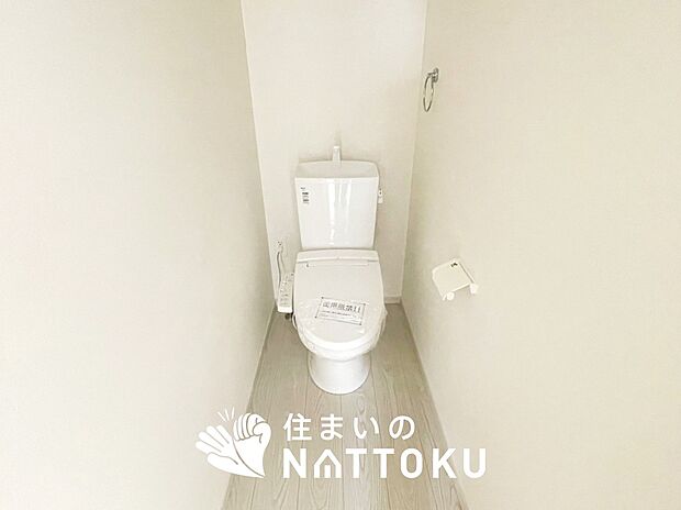 【トイレ】汚れてもサッとひと拭きでお手入れ簡単、エコ仕様の温水洗浄便座付きのトイレです。
バリアフリーにも配慮しています。