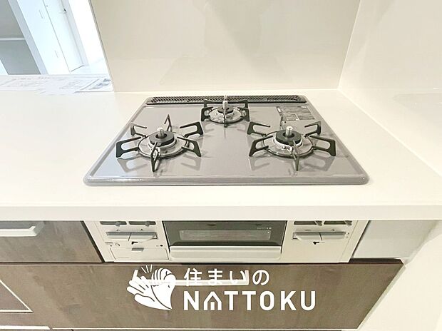 【ビルトインコンロ】フラットな構造で清掃性が高く、過熱防止センサー付3口タイプで日頃の家事も快適です。