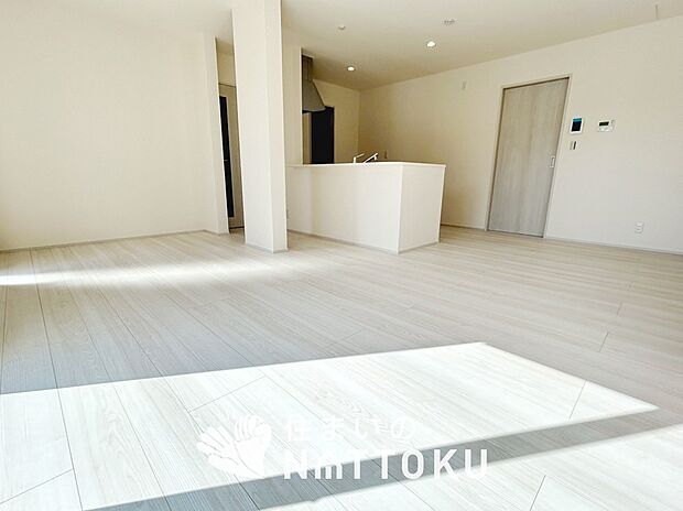 【現地写真(リビング)】フローリング材には、木目、色調など木材特有の風合いがあり、ナチュラルな美しさになっています。