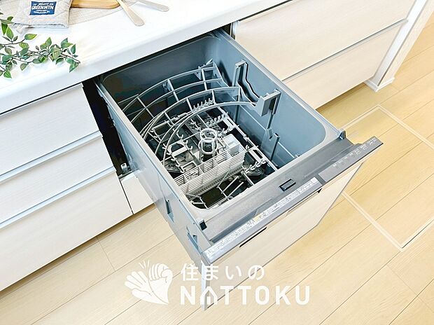 【食器洗い乾燥機】食後の時間にゆとりを与えてくれる食器洗い乾燥機。
操作ボタンも上面にあるので、腰をかがめずに操作ができラクラクです。