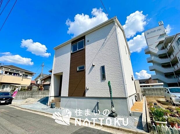 【現地写真(外観)】雨で汚れを落とし、耐久性・耐候性に優れた外壁を使用しています。