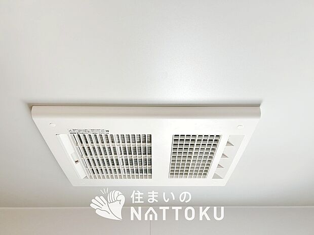 【浴室暖房換気乾燥機】サイドブロー機能で、乾燥効率アップです。
サイドに吹き出しを搭載することにより浴室内を端まで循環する気流ができ、さらに省エネ性能がアップします。