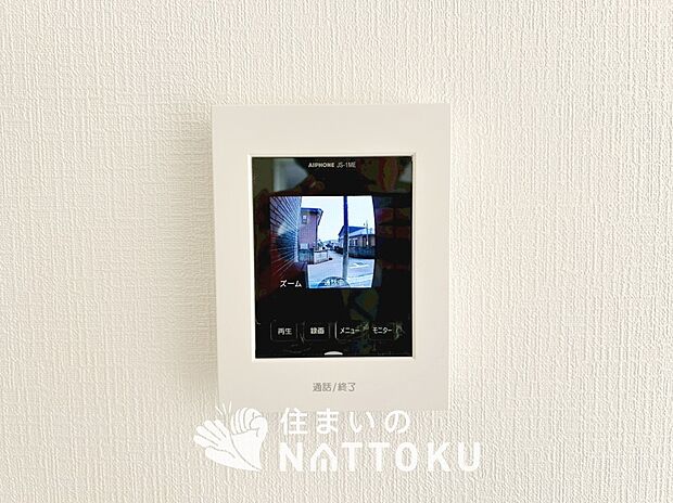 【TVモニター付インターホン】手放し通話ができ、送話表示灯で送話・受話状態が確認できます。
映像と音声で玄関先の様子をチェックできるモニター機能や、夜間の訪問者の顔も確認できるLEDライトを装備しています。