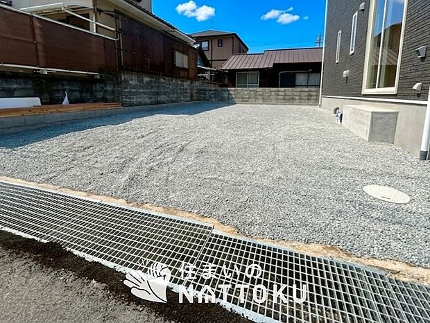 【現地写真(駐車場)】駐車スペースが広く、運転が苦手な方も安心です。