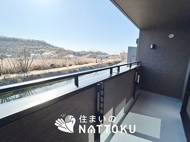 【バルコニー】奥行きが広く、洗濯物をゆったりと干せる十分な広さで、家族の洗濯も捗ります。