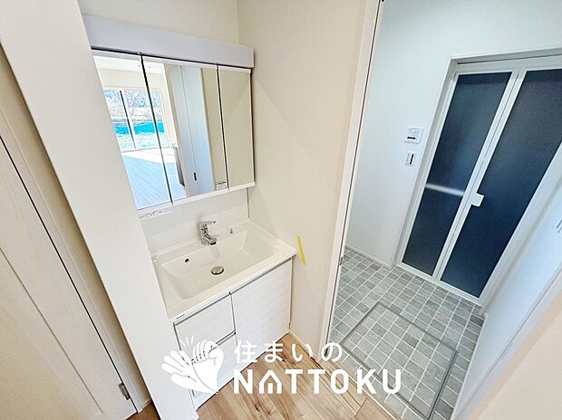 【洗面台・洗面所】鏡の両サイドは、必要なものを取出しやすく、大きな鏡面で朝の準備も快適。
使いやすいリフトアップ機能付きのシングルレバーシャワー水栓付です。