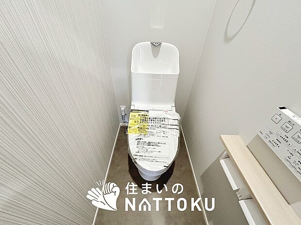 【トイレ】汚れてもサッとひと拭きでお手入れ簡単、エコ仕様の温水洗浄便座付きのトイレです。
バリアフリーにも配慮しています。