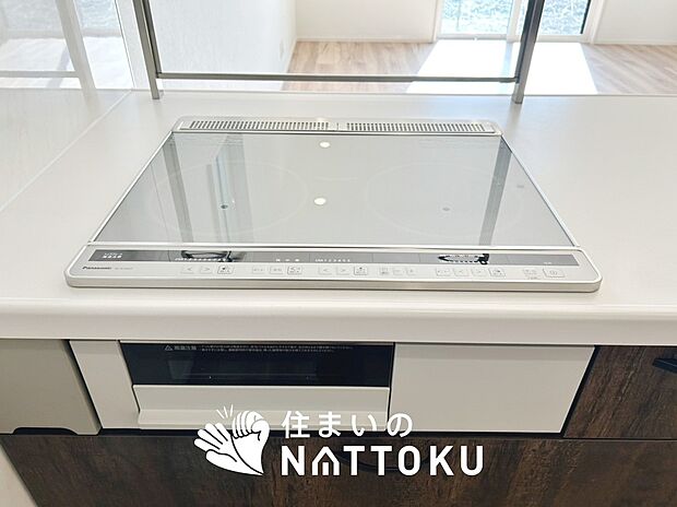 【ビルトインコンロ】フラットな構造で清掃性が高く、過熱防止センサー付３口タイプで日頃の家事も快適です。