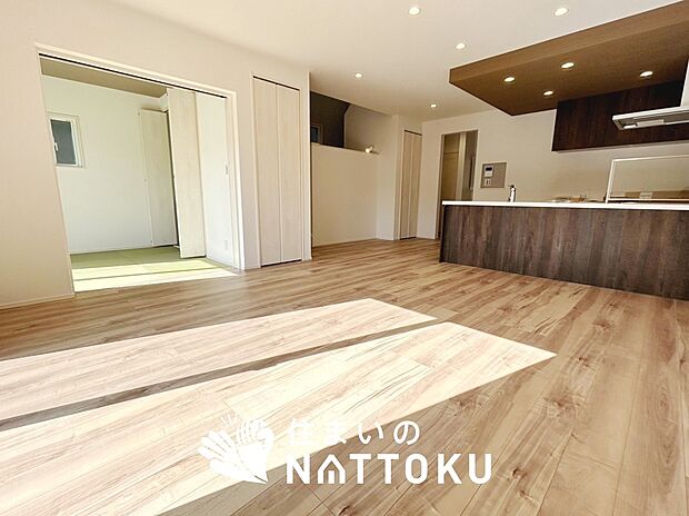 【現地写真（リビング）】フローリング材には、木目、色調など木材特有の風合いがあり、ナチュラルな美しさになっています。