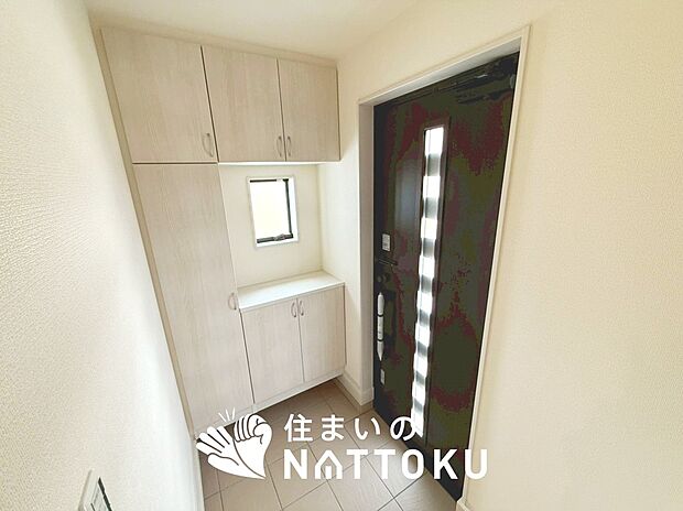 【現地写真(玄関)】玄関には、大型のシューズ収納を設置しています。
