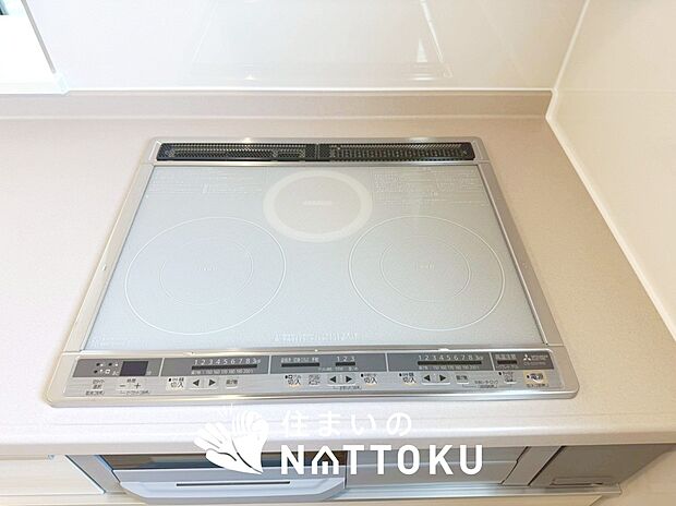 【ビルトインコンロ】フラットな構造で清掃性が高く、過熱防止センサー付3口タイプで日頃の家事も快適です。