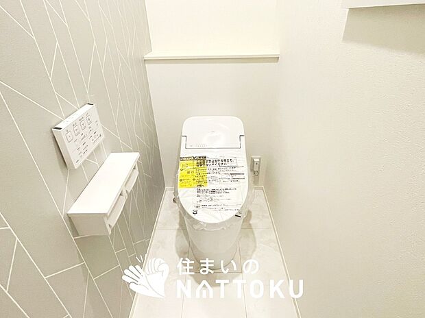 【トイレ】汚れてもサッとひと拭きでお手入れ簡単、エコ仕様の温水洗浄便座付きのトイレです。
バリアフリーにも配慮しています。