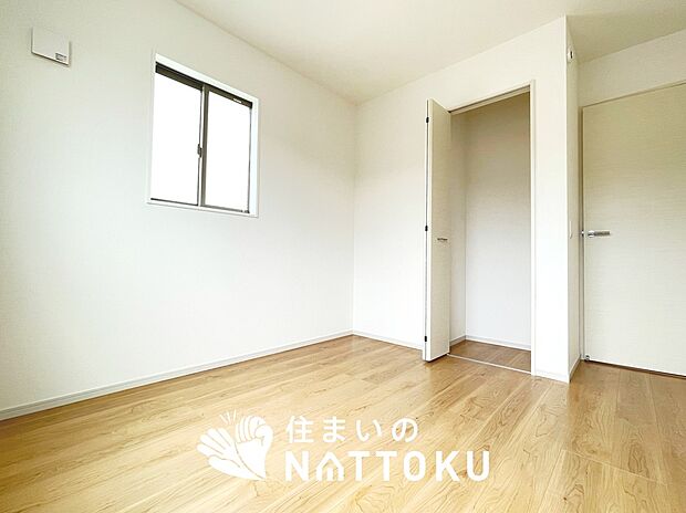 【現地写真（洋室）】木目の美しさを際立たせるシンプルデザインの建具を使用しています。