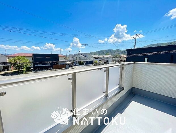 【バルコニー】奥行きが広く、洗濯物をゆったりと干せる十分な広さで、家族の洗濯も捗ります。