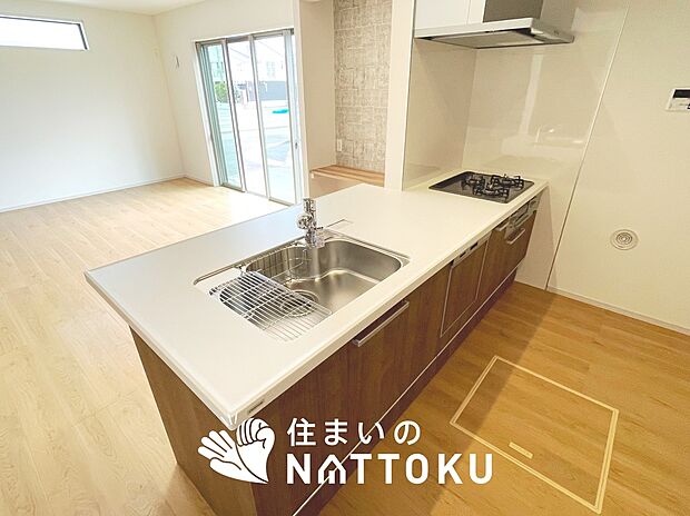 【現地写真（キッチン）】収納たっぷりのシステムキッチン、浄水器付水栓を標準装備しています。