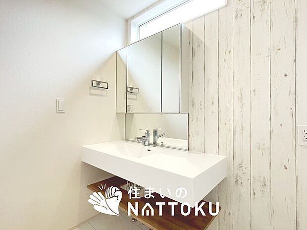 【洗面台・洗面所】鏡の両サイドは、必要なものを取出しやすく、大きな鏡面で朝の準備も快適。
使いやすいリフトアップ機能付きのシングルレバーシャワー水栓付です。