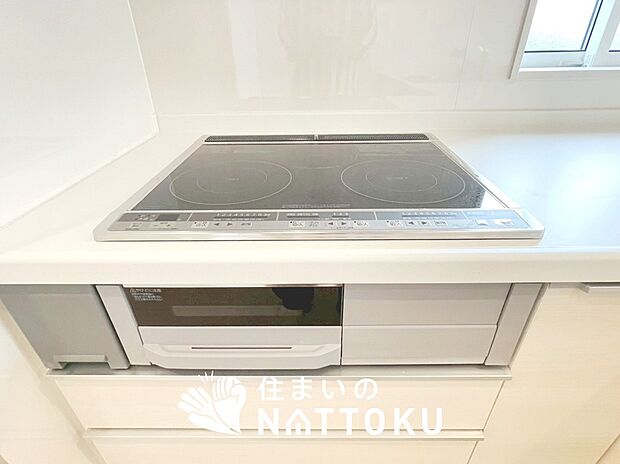 【ビルトインコンロ】フラットな構造で清掃性が高く、過熱防止センサー付3口タイプで日頃の家事も快適です。