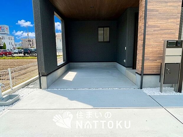 【現地写真(駐車場)】駐車スペースが広く、運転が苦手な方も安心です。