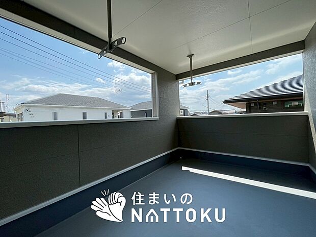 【バルコニー】奥行きが広く、洗濯物をゆったりと干せる十分な広さで、家族の洗濯も捗ります。