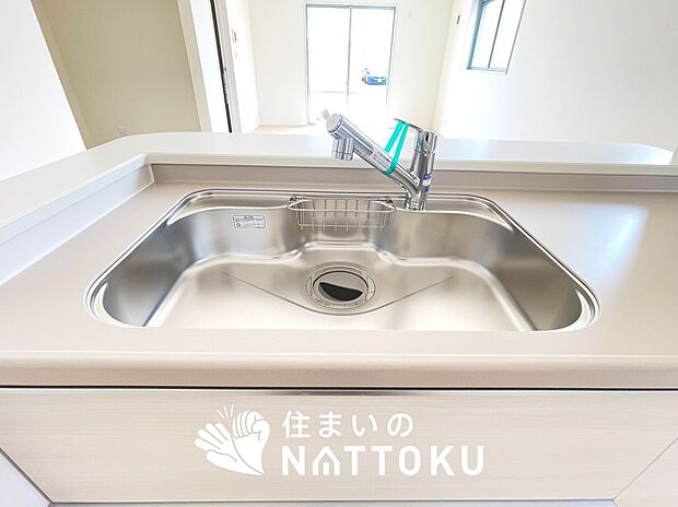 【浄水器内臓型ハンドシャワー付シンク】傷や汚れが付きにくい静音仕様の全面エンボス加工シンク。
また、蛇口の先端に浄水器を内蔵。浄水シャワーが使える毎分4リットルのたっぷり浄水。