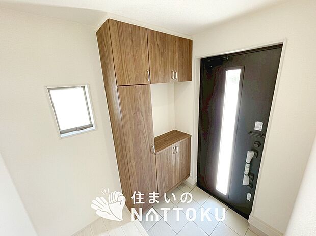 【現地写真（玄関）】玄関には、大型のシューズ収納を設置しています。