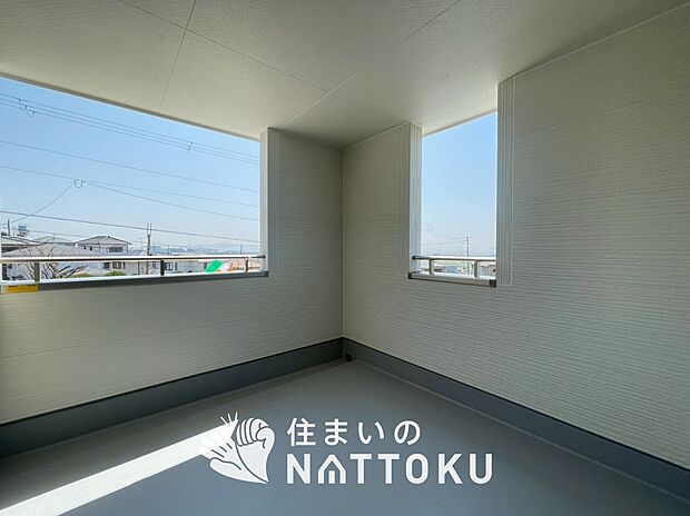 【バルコニー】奥行きが広く、洗濯物をゆったりと干せる十分な広さで、家族の洗濯も捗ります。