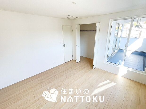 【現地写真(寝室)】木目の美しさを際立たせるシンプルデザインの建具を使用しています。