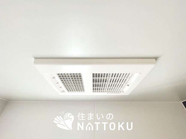 【浴室暖房換気乾燥機】サイドブロー機能で、乾燥効率アップです。
サイドに吹き出しを搭載することにより浴室内を端まで循環する気流ができ、さらに省エネ性能がアップします。
