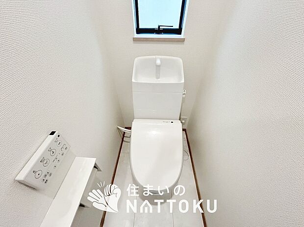 【トイレ】汚れてもサッとひと拭きでお手入れ簡単、エコ仕様の温水洗浄便座付きのトイレです。
バリアフリーにも配慮しています。