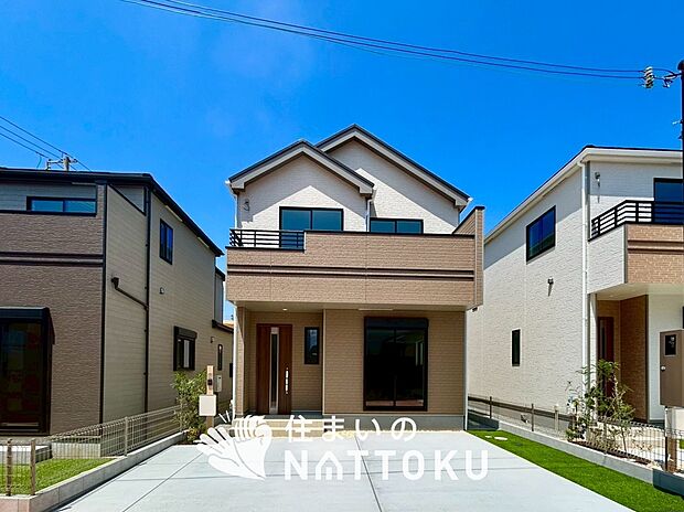 【現地写真（外観）【２号地】】軽くて火災に強い屋根材を採用し、地震時の建物への負担や揺れを軽減しています。