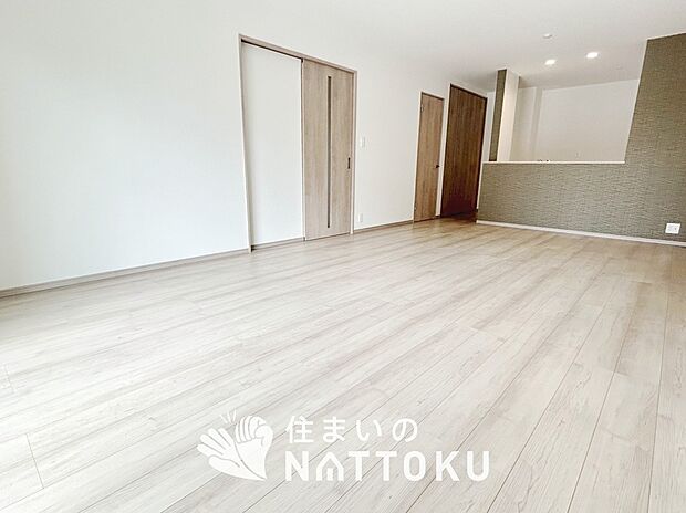 【現地写真（リビング）】フローリング材には、木目、色調など木材特有の風合いがあり、ナチュラルな美しさになっています。