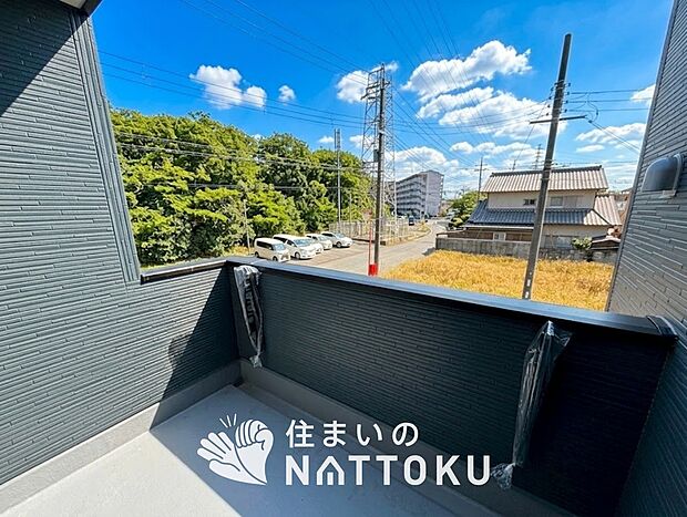 【バルコニー】奥行きが広く、洗濯物をゆったりと干せる十分な広さで、家族の洗濯も捗ります。