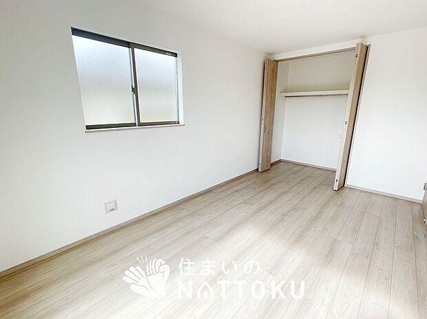 【現地写真(寝室)】木目の美しさを際立たせるシンプルデザインの建具を使用しています。