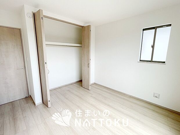 【現地写真(洋室)】木目の美しさを際立たせるシンプルデザインの建具を使用しています。