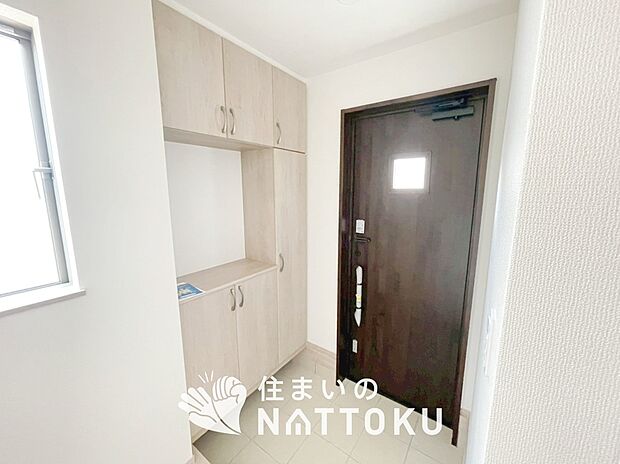 【現地写真(玄関)】玄関には、大型のシューズ収納を設置しています。