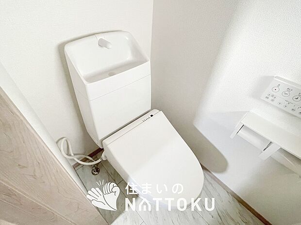 【トイレ】汚れてもサッとひと拭きでお手入れ簡単、エコ仕様の温水洗浄便座付きのトイレです。
バリアフリーにも配慮しています。