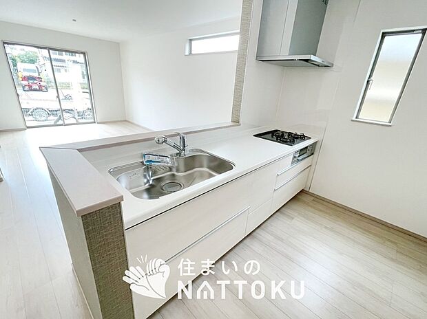 【現地写真(キッチン)】収納たっぷりのシステムキッチン、浄水器付水栓を標準装備しています。