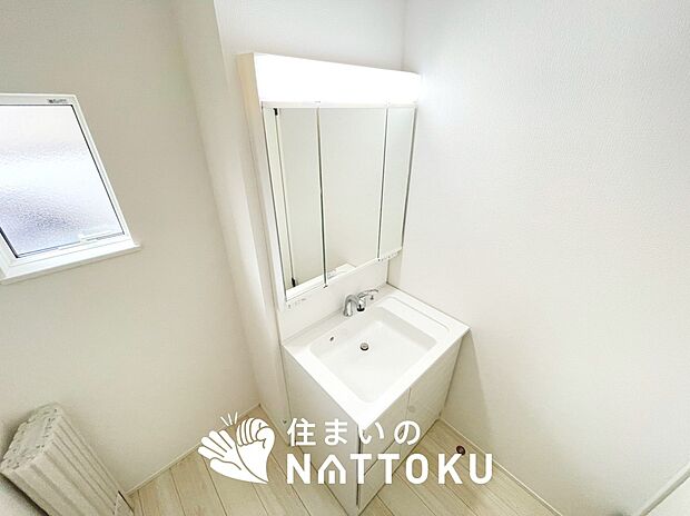 【洗面台・洗面所】鏡の両サイドは、必要なものを取出しやすく、大きな鏡面で朝の準備も快適。
使いやすいリフトアップ機能付きのシングルレバーシャワー水栓付です。