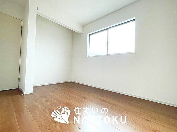 【現地写真(寝室)】木目の美しさを際立たせるシンプルデザインの建具を使用しています。