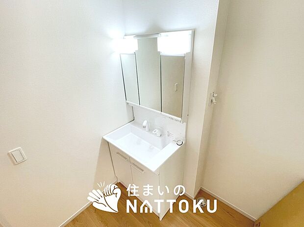 【洗面台・洗面所】鏡の両サイドは、必要なものを取出しやすく、大きな鏡面で朝の準備も快適。
使いやすいリフトアップ機能付きのシングルレバーシャワー水栓付です。