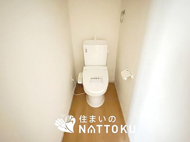 【トイレ】汚れてもサッとひと拭きでお手入れ簡単、エコ仕様の温水洗浄便座付きのトイレです。
バリアフリーにも配慮しています。