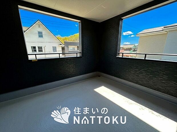 【バルコニー】奥行きが広く、洗濯物をゆったりと干せる十分な広さで、家族の洗濯も捗ります。