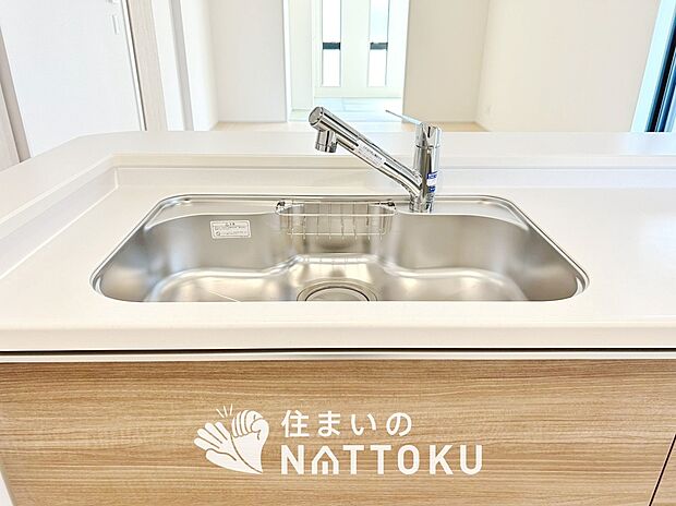 【浄水器内臓型ハンドシャワー付シンク】傷や汚れが付きにくい静音仕様の全面エンボス加工シンク。
また、蛇口の先端に浄水器を内蔵。浄水シャワーが使える毎分4リットルのたっぷり浄水。