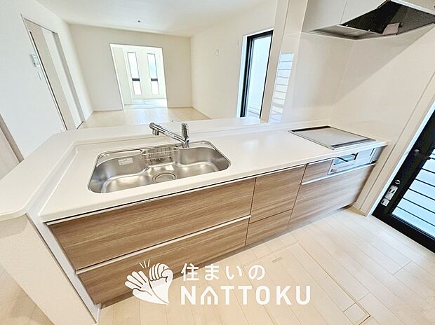 【現地写真（キッチン）】収納たっぷりのシステムキッチン、浄水器付水栓を標準装備しています。